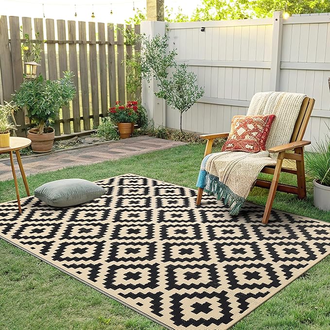 Smiry Waterproof Outdoor Rug 4x6 ft, Reversible Plastic Straw Patio Camping Rugs, Outdoor Indoor RV Mat Carpet for Patio, Outside Entry, Backyard, Deck, Bench, Picnic, Camper, Black & White
