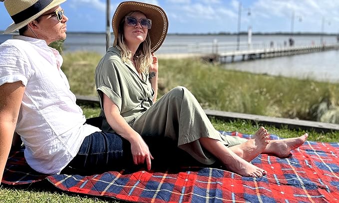 DOWN UNDER OUTDOORS Large Waterproof Windproof Extra Thick 350 GSM Quilted Fleece Stadium Blanket, Camping Picnic Outdoor & Beach, Machine Washable 82 x 55